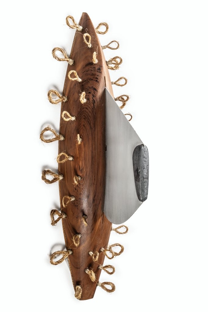 LR Vandy, Linked, 2023, drewno, sznur i metal, 63 x 25 x 20 cm